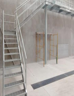 Pasarela industrial con barandales