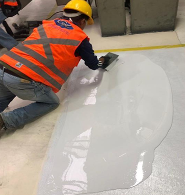 Piso epóxico con señalización industrial