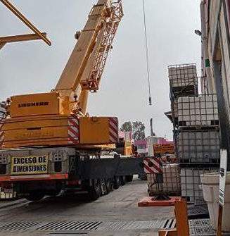 Área de almacén con racks industriales y cortinas hawaianas